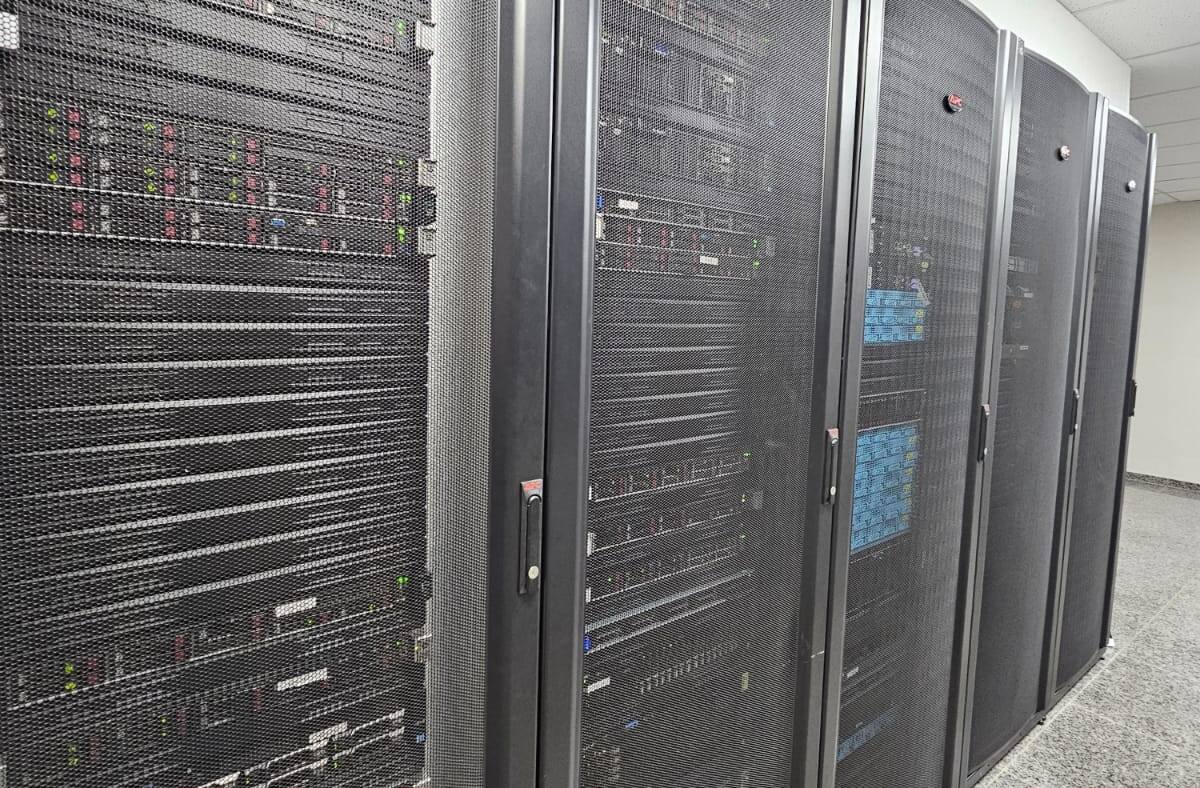 Racks de servidores em datacenter